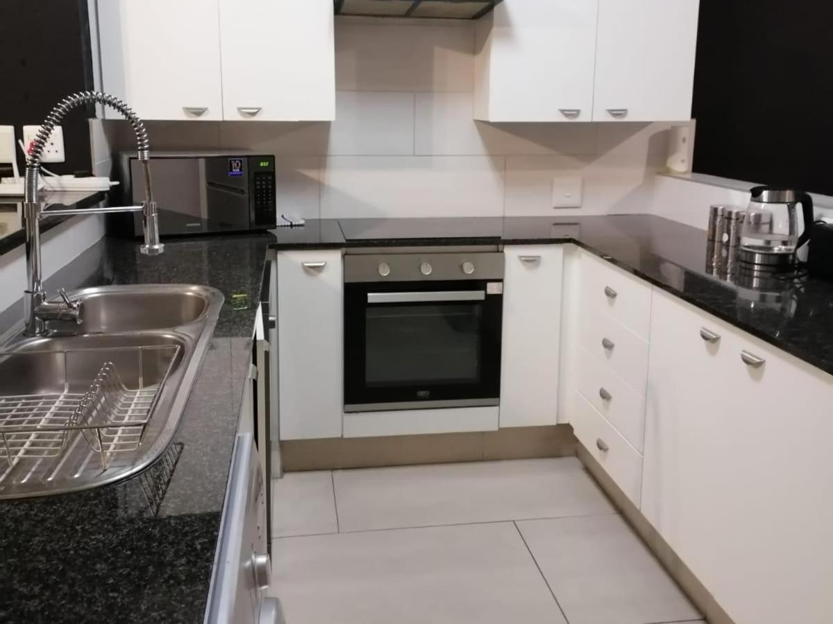 Emabheleni Executive Suites Westpoint Johannesburg Phòng bức ảnh